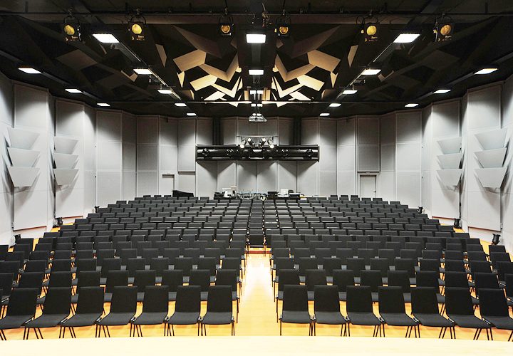 Konzertsaal des Jazz-Instituts mit Akustikdecke
