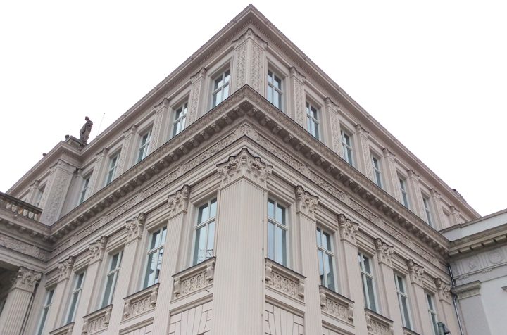 Fassade des Kronprinzenpalais mit Gesims und Figuren