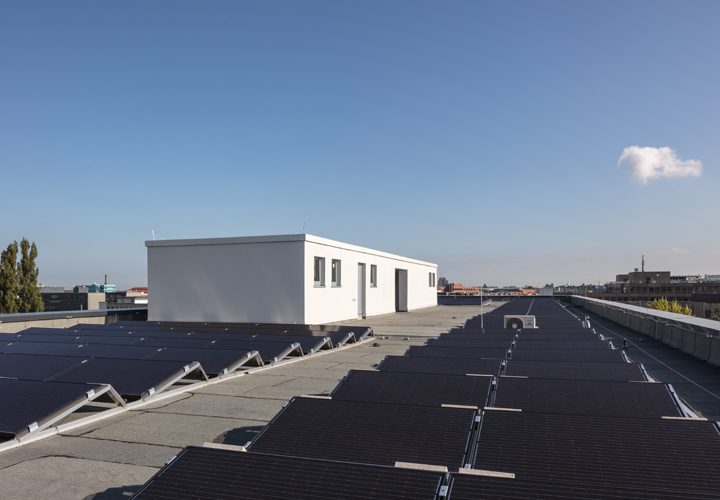 Dachaufbau zwischen Photovoltaikmodulen