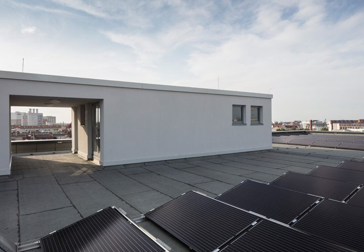 Solarmodule auf dem Dach der UdK