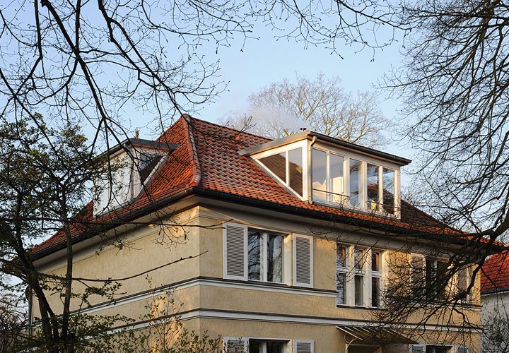 Villa mit rotem Ziegeldach und neuen Gauben