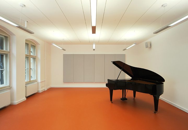 Unterrichtsraum mit Flügel und orangem Boden