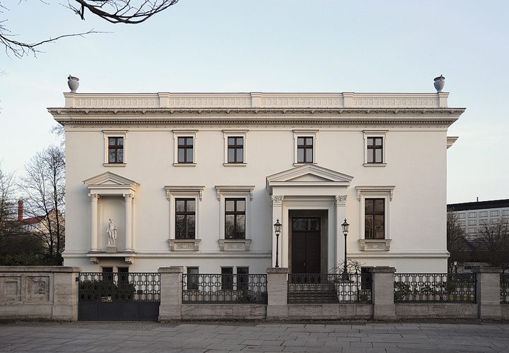 Villa von der Heydt, Straßenfassade