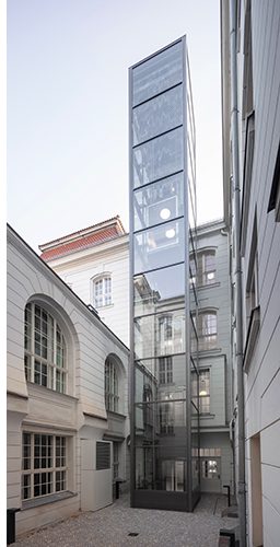 Aufzugsturm im denkmalgeschützten Innenhof