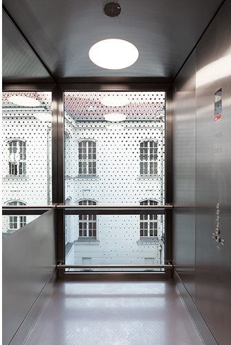 Blick aus der Aufzugskabine in den Hof