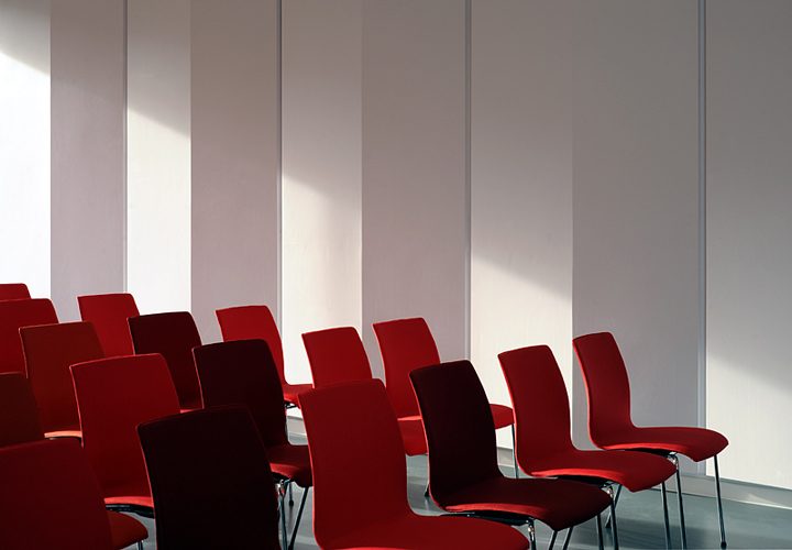 Rote Stühle im Saal