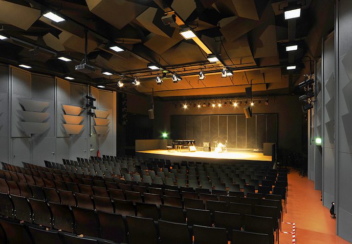 Konzertsaal mit Bühne und Bestuhlung