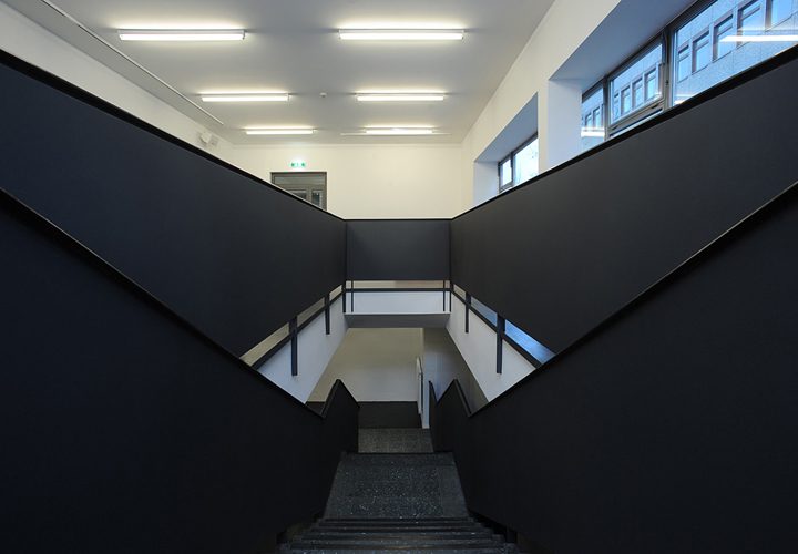 Treppenhaus in Schwarz