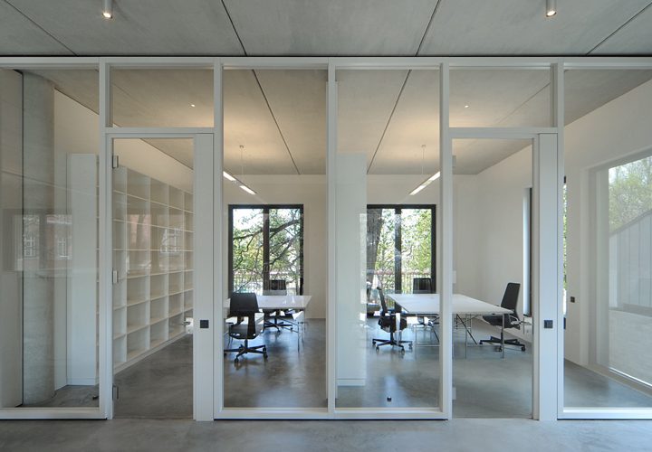 Büroloft mit Glastrennwänden und Skulptur