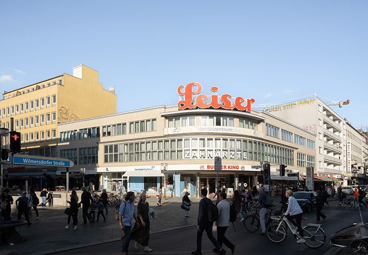 Leiserhaus mit Leuchtschrift an der Wilmersdorfer Straße