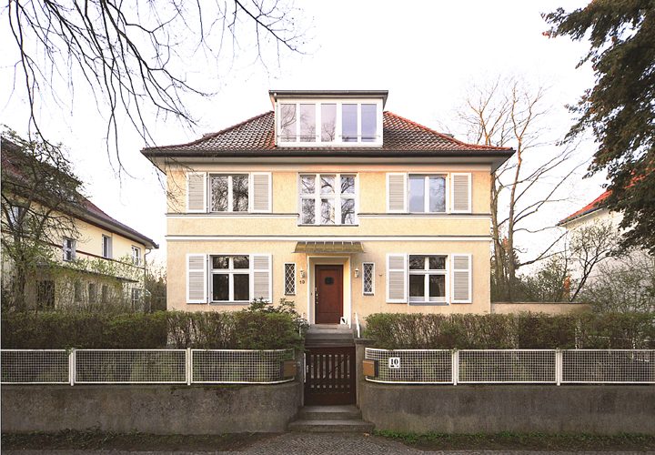 Straßenansicht der Villa
