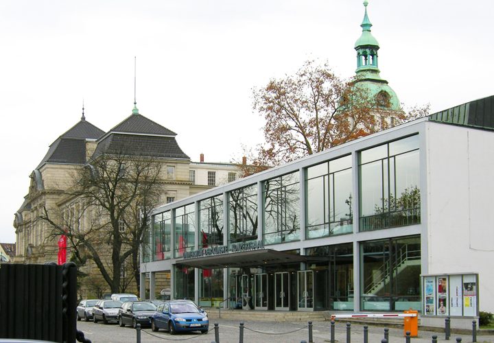 Konzertsaal der UdK mit gläsernem Foyer