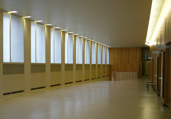 Foyer mit Vorhang, Holz und Bullaugen