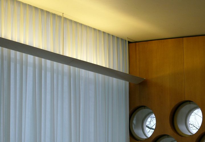 Vorhang und runde Fenster im Foyer