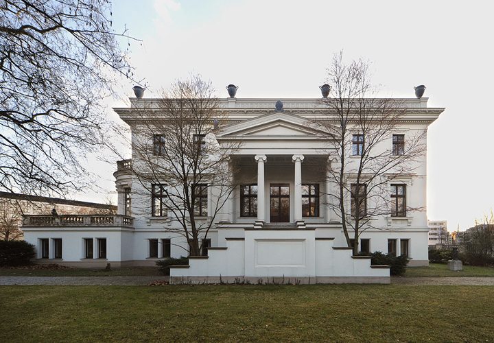 Villa mit Säulenportikus im Winter