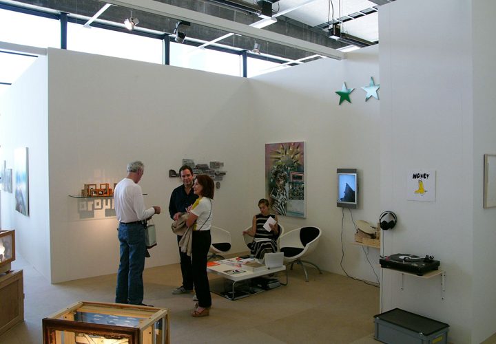 Messestand mit Besuchern