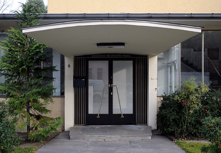 Eingang mit geschwungenem Vordach