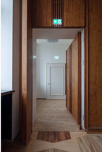 Flur mit Holzvertäfelung